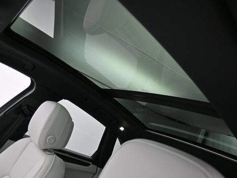 Certified 2025 Porsche Macan AWD/4WD image 11