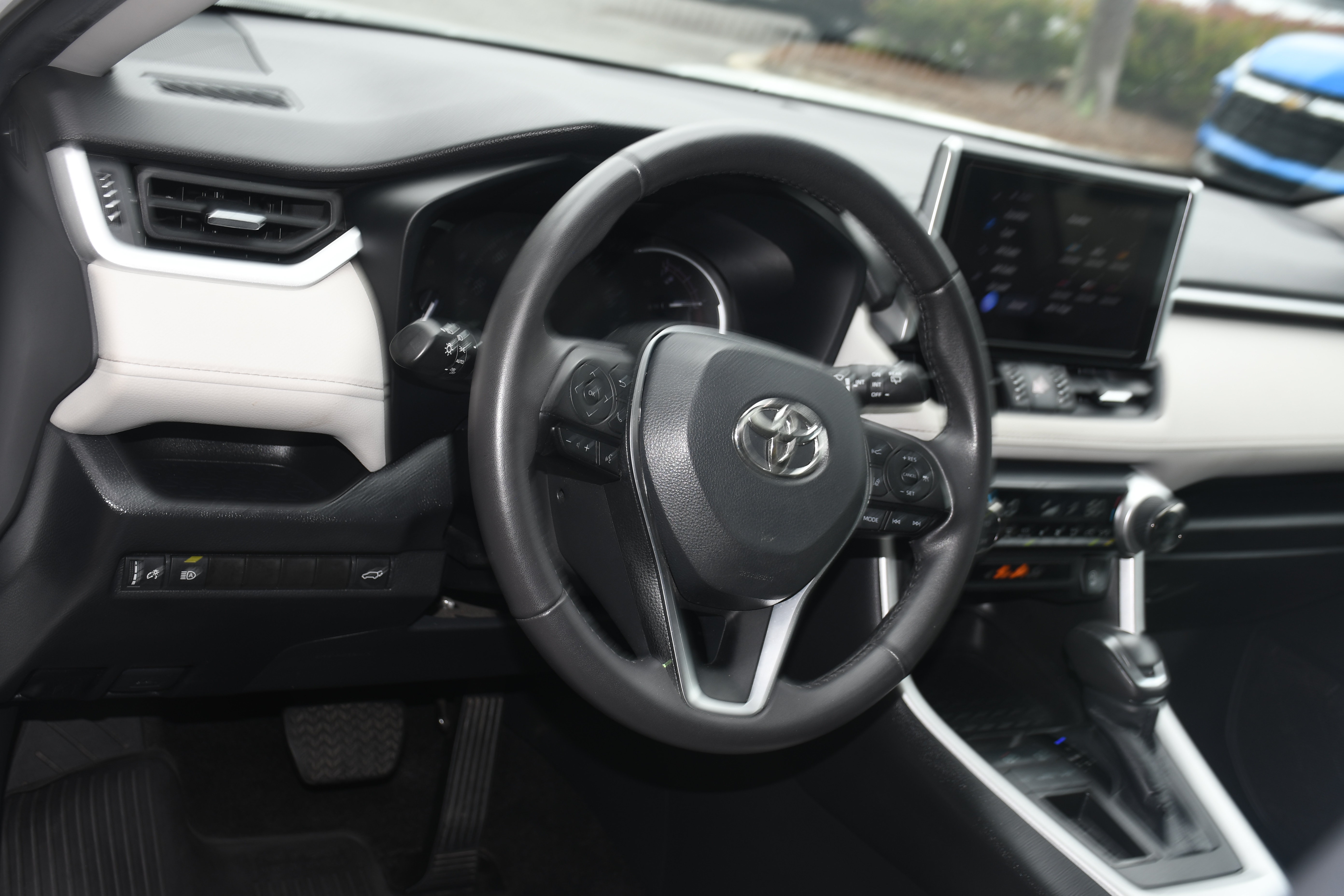 Used 2023 Toyota RAV4 XLE Premium FWD image 9