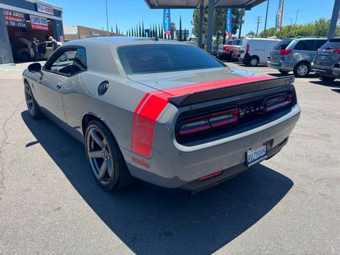 Used 2018 Dodge Challenger SRT Hellcat RWD image 7