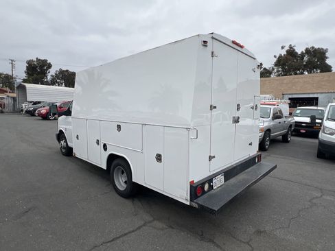 Used 2017 Chevrolet Express 3500 image 2