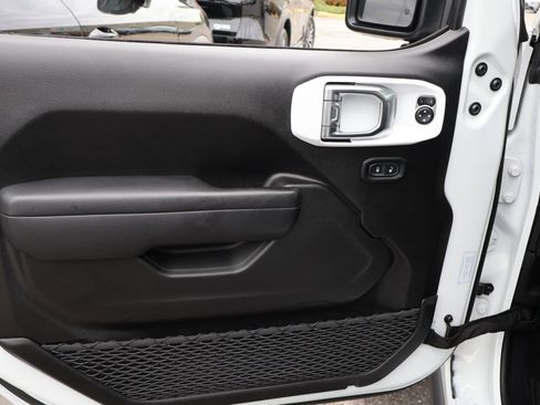 Used 2025 Jeep Gladiator Sport image 15