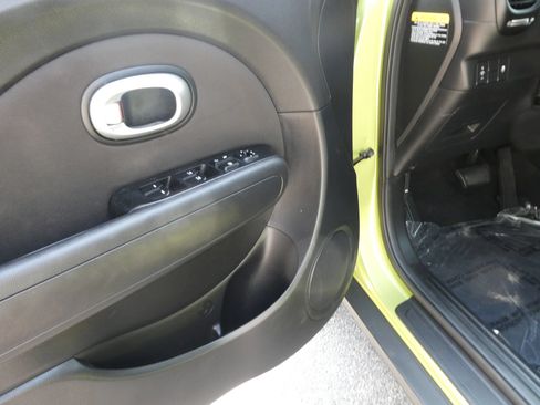 Used 2016 Kia Soul + FWD image 14