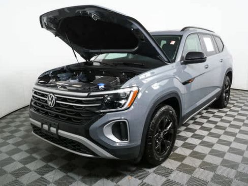 Certified 2025 Volkswagen Atlas Peak Edition SE AWD/4WD image 38