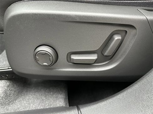 Certified 2024 Volvo XC40 B5 Plus w/ Protection Package Premier image 12