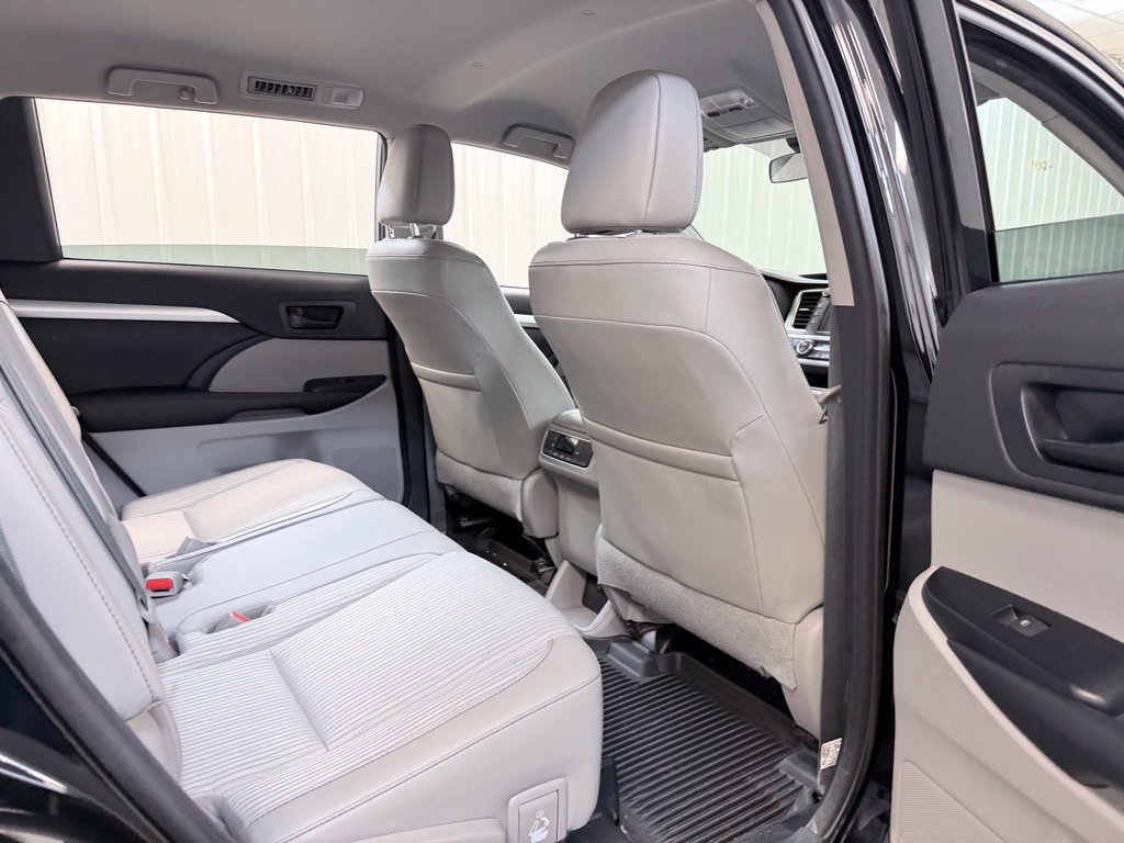 Used 2018 Toyota Highlander Plus AWD/4WD image 33