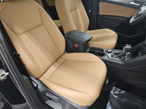 Used 2023 Volkswagen Tiguan SE w/ Panoramic Sunroof Package image 36