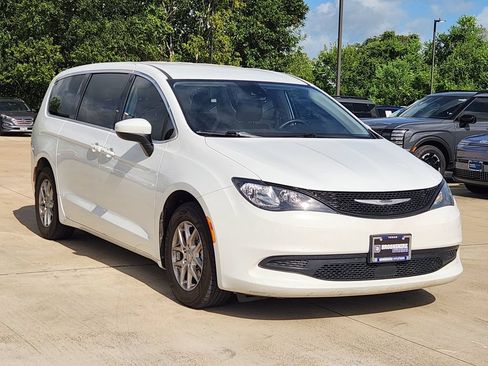Used 2023 Chrysler Voyager LX FWD image 5