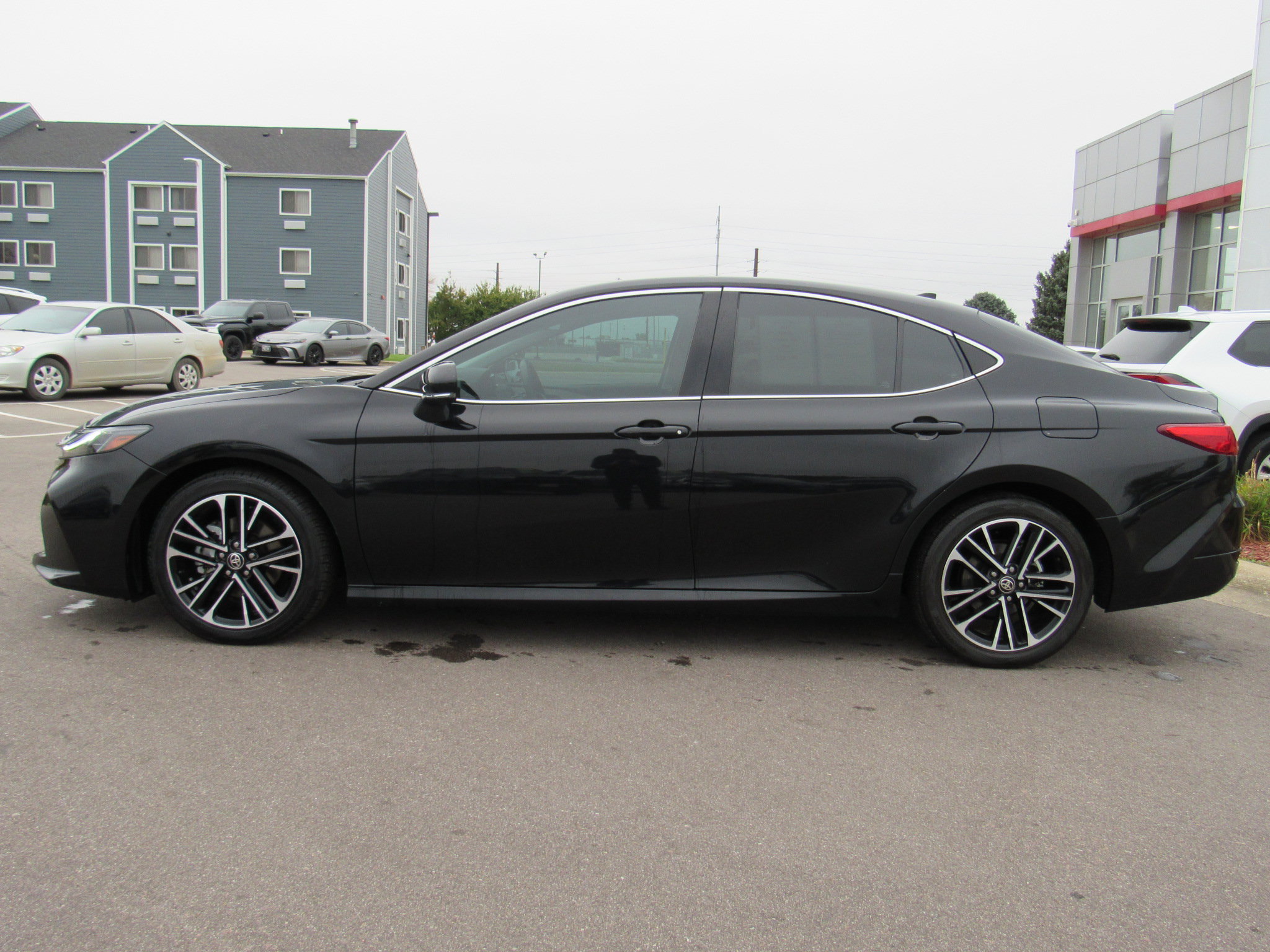 Used 2025 Toyota Camry XLE FWD image 9