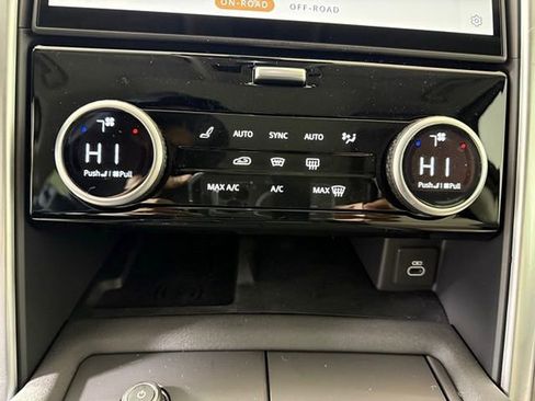 Certified 2025 Land Rover Discovery Dynamic SE AWD/4WD image 20