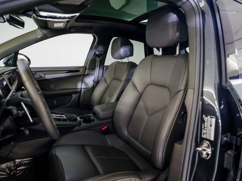 Certified 2025 Porsche Macan image 5