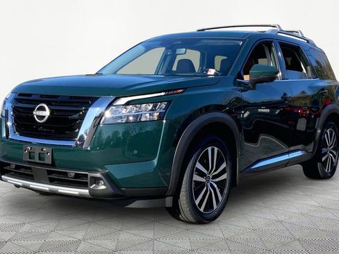 Used 2024 Nissan Pathfinder Platinum image 3