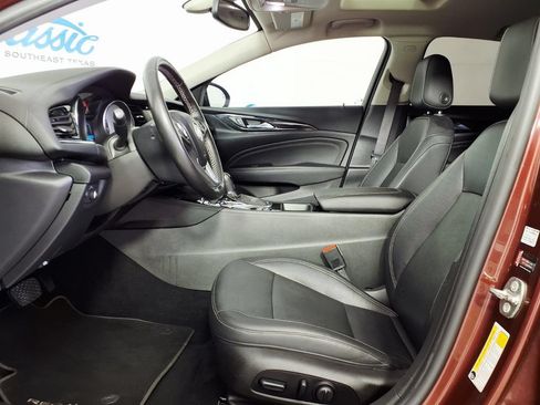 Used 2018 Buick Regal Essence FWD image 7