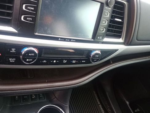 Used 2017 Toyota Highlander XLE AWD/4WD image 12