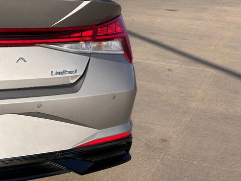 Used 2023 Hyundai Elantra Limited image 11