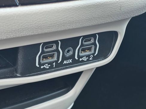 Certified 2024 Chrysler Pacifica Touring-L FWD image 38