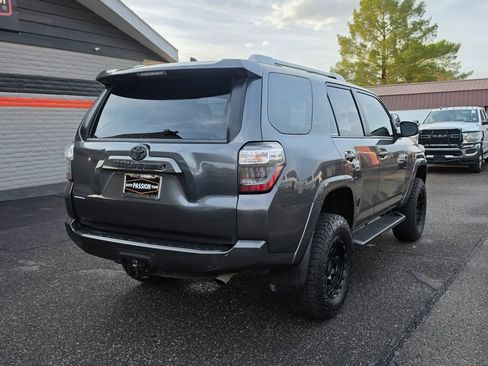 Used 2018 Toyota 4Runner SR5 AWD/4WD image 5