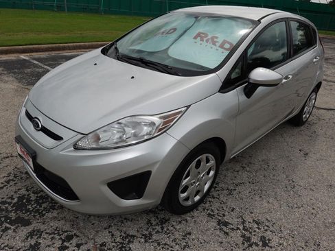 Used 2011 Ford Fiesta SE FWD image 3