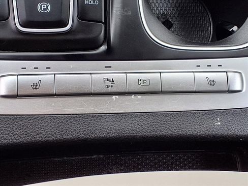 Used 2024 Kia Carnival LX image 14