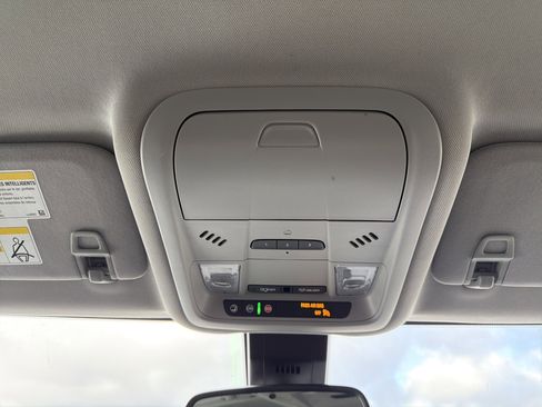 Used 2023 GMC Terrain SLT image 18