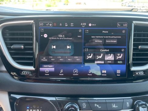 Used 2023 Chrysler Pacifica Touring-L FWD image 22