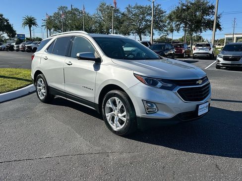 Used 2019 Chevrolet Equinox LT w/ Sun & Navigation Package image 4