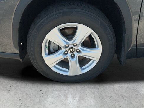 Used 2023 Toyota Highlander LE AWD/4WD image 30