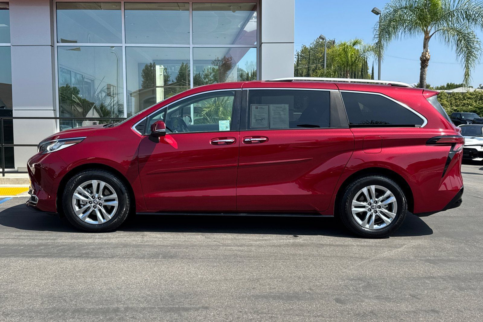Used 2024 Toyota Sienna Limited FWD image 9