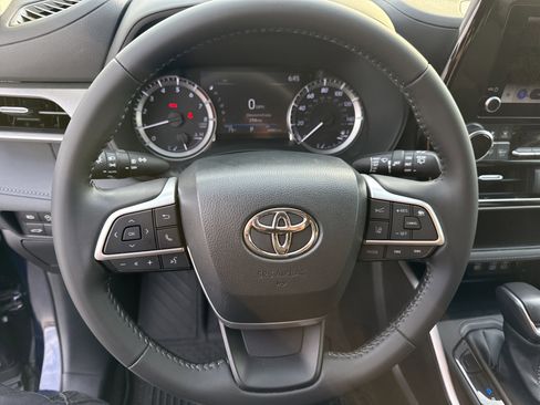 Used 2023 Toyota Highlander LE FWD image 17