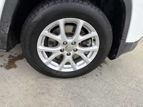 Used 2018 Jeep Cherokee Latitude Plus image 13