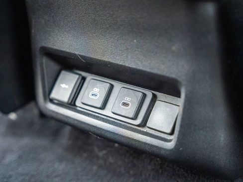 Used 2024 Land Rover Discovery Metropolitan Edition AWD/4WD image 37