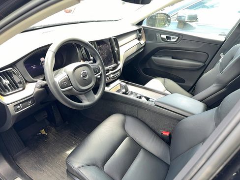 Certified 2022 Volvo XC60 B5 Momentum image 5