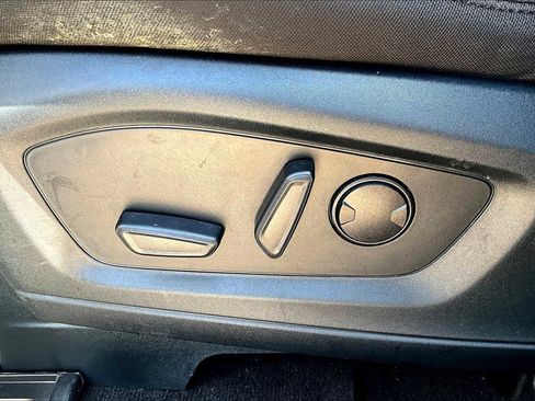 Used 2022 Ford Explorer XLT image 32