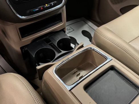Used 2015 Chrysler Town & Country Touring-L w/ Driver Convenience Group FWD image 16