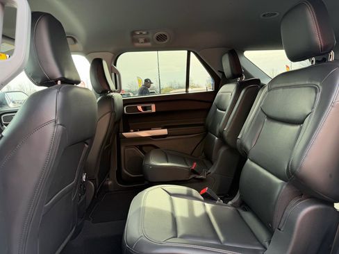Used 2021 Ford Explorer XLT w/ Equipment Group 202A image 18