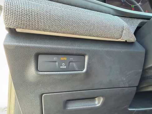 Certified 2025 Volkswagen Tiguan S FWD image 33