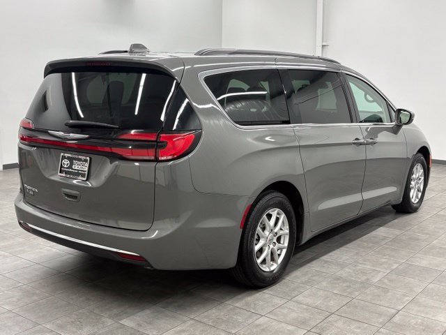 Used 2022 Chrysler Pacifica Touring-L FWD image 2