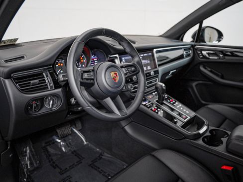 Certified 2026 Porsche Macan AWD/4WD image 4