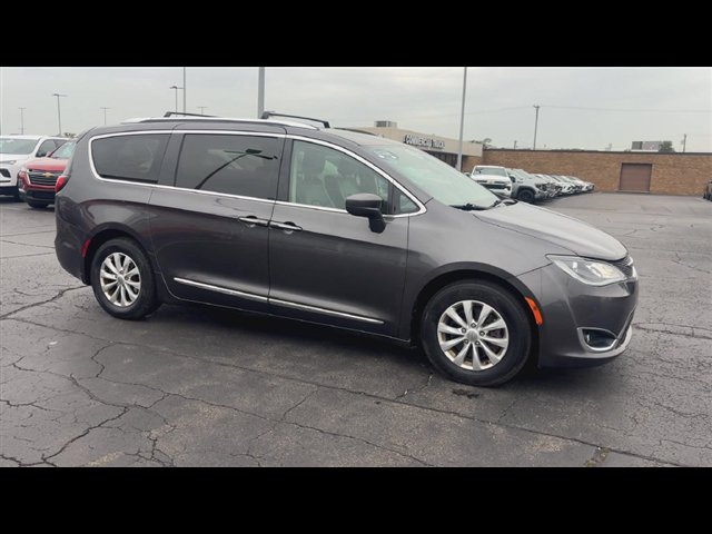 Used 2018 Chrysler Pacifica Touring-L Plus FWD image 2
