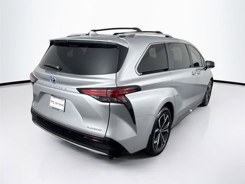 Certified 2025 Toyota Sienna Platinum image 12