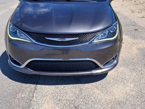Used 2020 Chrysler Pacifica Limited FWD image 2