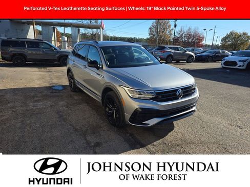 Used 2023 Volkswagen Tiguan SE R-Line image 13