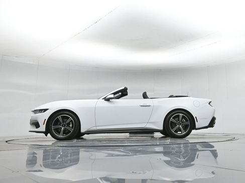 Used 2024 Ford Mustang Convertible image 8