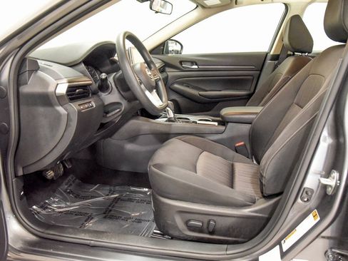 Used 2024 Nissan Altima 2.5 SV image 2