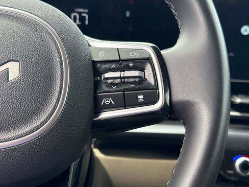 Used 2025 Kia Carnival FWD image 28