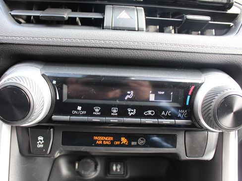 Used 2019 Toyota RAV4 LE w/ Carpet Mat Package image 22