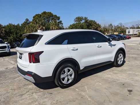 Certified 2025 Kia Sorento LX image 9