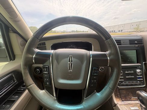Used 2015 Lincoln Navigator 4WD image 10