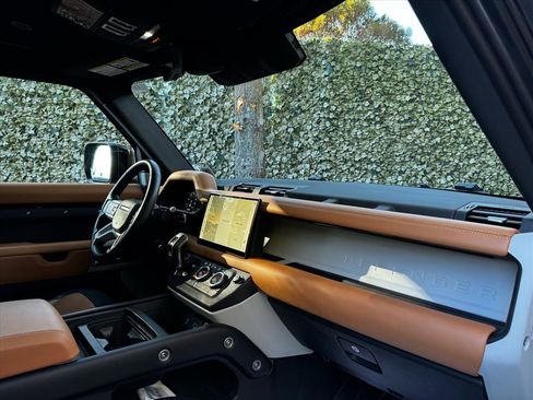 Used 2024 Land Rover Defender 130 X-Dynamic SE image 27