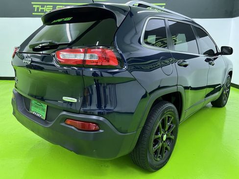 Used 2016 Jeep Cherokee Latitude AWD/4WD image 9