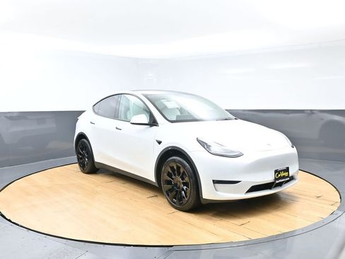 Used 2022 Tesla Model Y Long Range AWD/4WD image 2